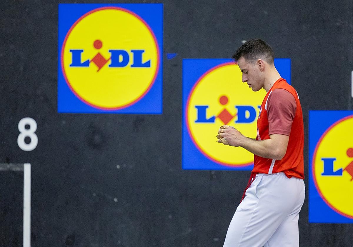 Darío se mira las manos durante un partido.