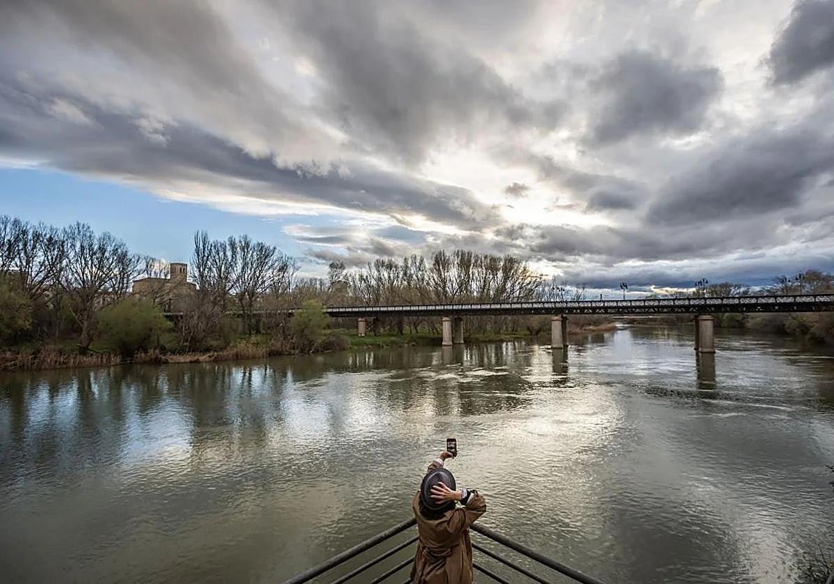 El Ebro a su paso por Logroño.