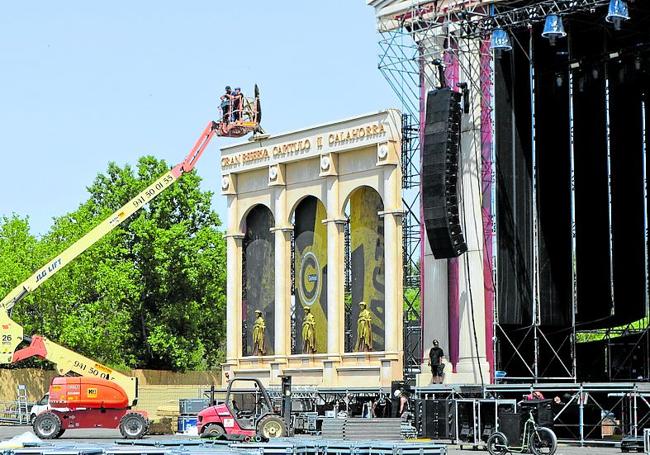 Los operarios daban este jueves los últimos retoques al escenario.
