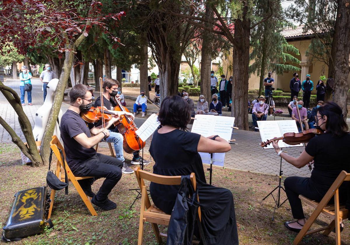 Alumnos de Píccolo y Saxo celebrando la Fiesta de la Música en el cementerio de Logroño, en 2021.