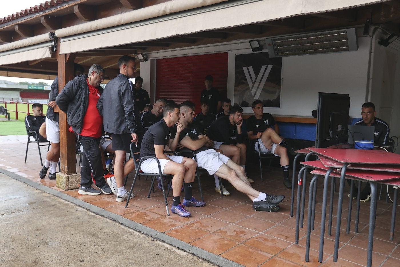 La plantilla del Varea analiza un vídeo de su rival.