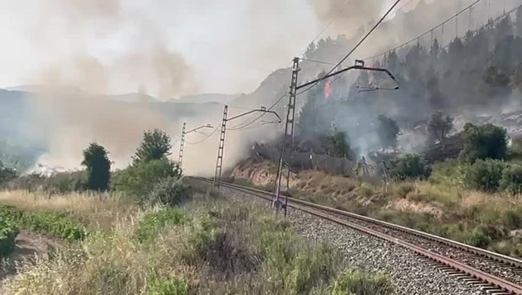 Declarados varios incendios en Fuenmayor, junto a la vía del tren