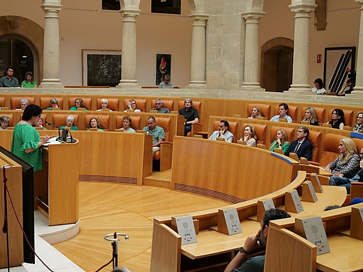 Francisca Terroba se dirige al hemiciclo con presencia de políticos, enfermos de ELA y familiares.