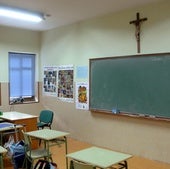 Vista de un crucifijo colgado en un aula.