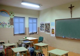 Vista de un crucifijo colgado en un aula.