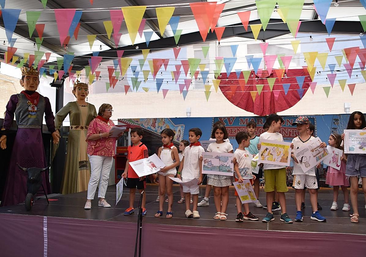 La alcaldesa fue la encargada de contar el primer cuento.