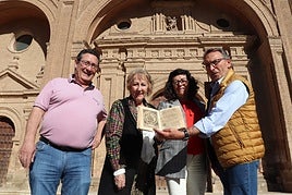 Representantes de los Amigos de San Miguel, con Manuel Alonso sujetando el volumen.
