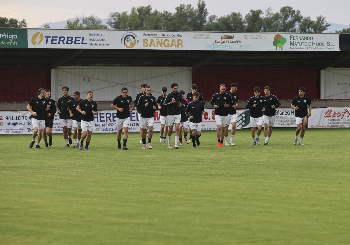 Los jugadores del Varea se ejercitan en su campo, este jueves.
