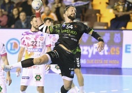 Ivan Popovic lanza desde los seis metros con la camiseta del Torrelavega.