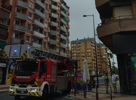 Bomberos en el lugar del desprendimiento.