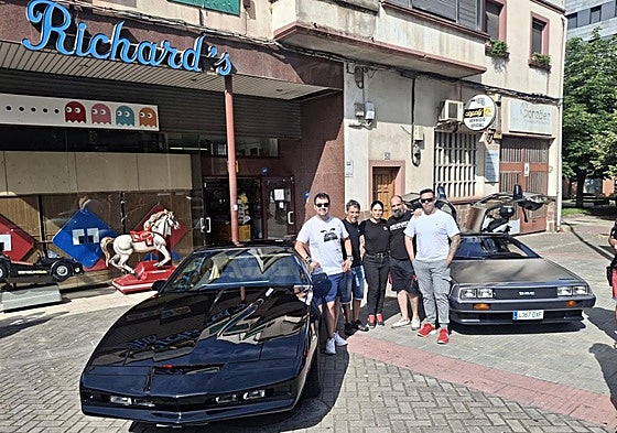 Los responsables de Pixel and Games junto a los conductores del Pontiac de 'El Coche Fantástico' y del Delorean de 'Regreso al Futuro', ambos de Iván García, a la izquierda.
