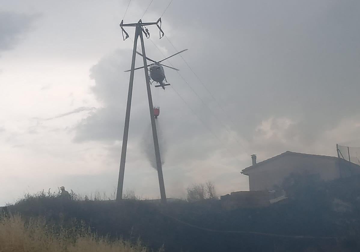 Intervención del helicoptero en la zona alta de Albelda.