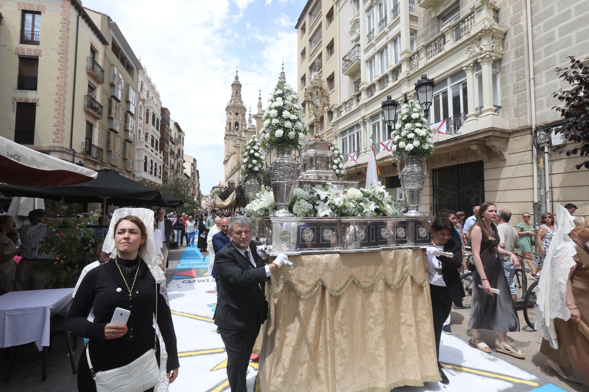 Logroño recupera la tradición de las alfombras de sal tintada por el Corpus Christi