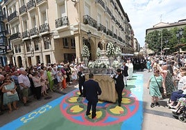 Logroño recupera la tradición de las alfombras de sal tintada por el Corpus Christi