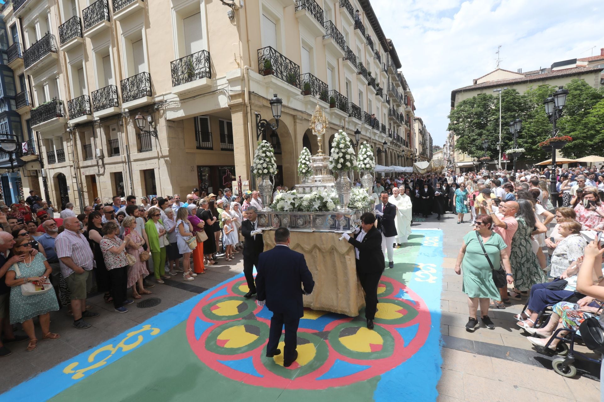Logroño recupera la tradición de las alfombras de sal tintada por el Corpus Christi