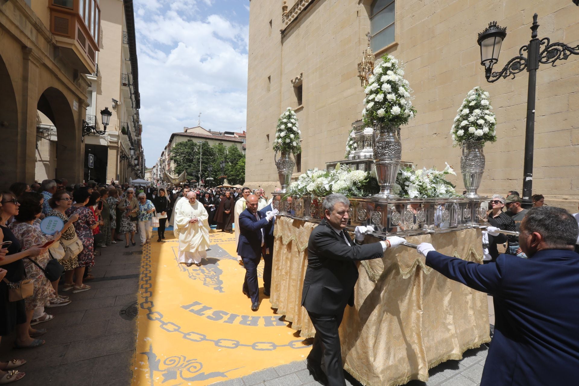 Logroño recupera la tradición de las alfombras de sal tintada por el Corpus Christi