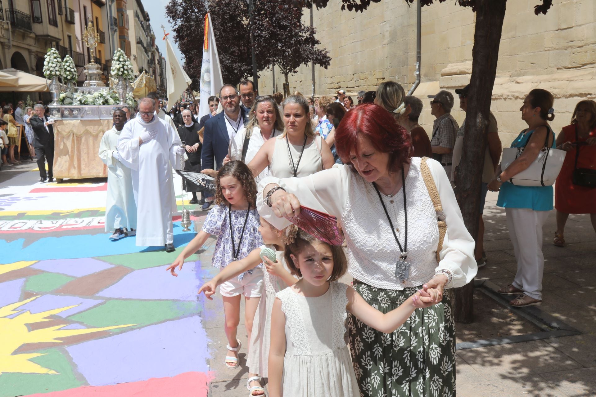 Logroño recupera la tradición de las alfombras de sal tintada por el Corpus Christi