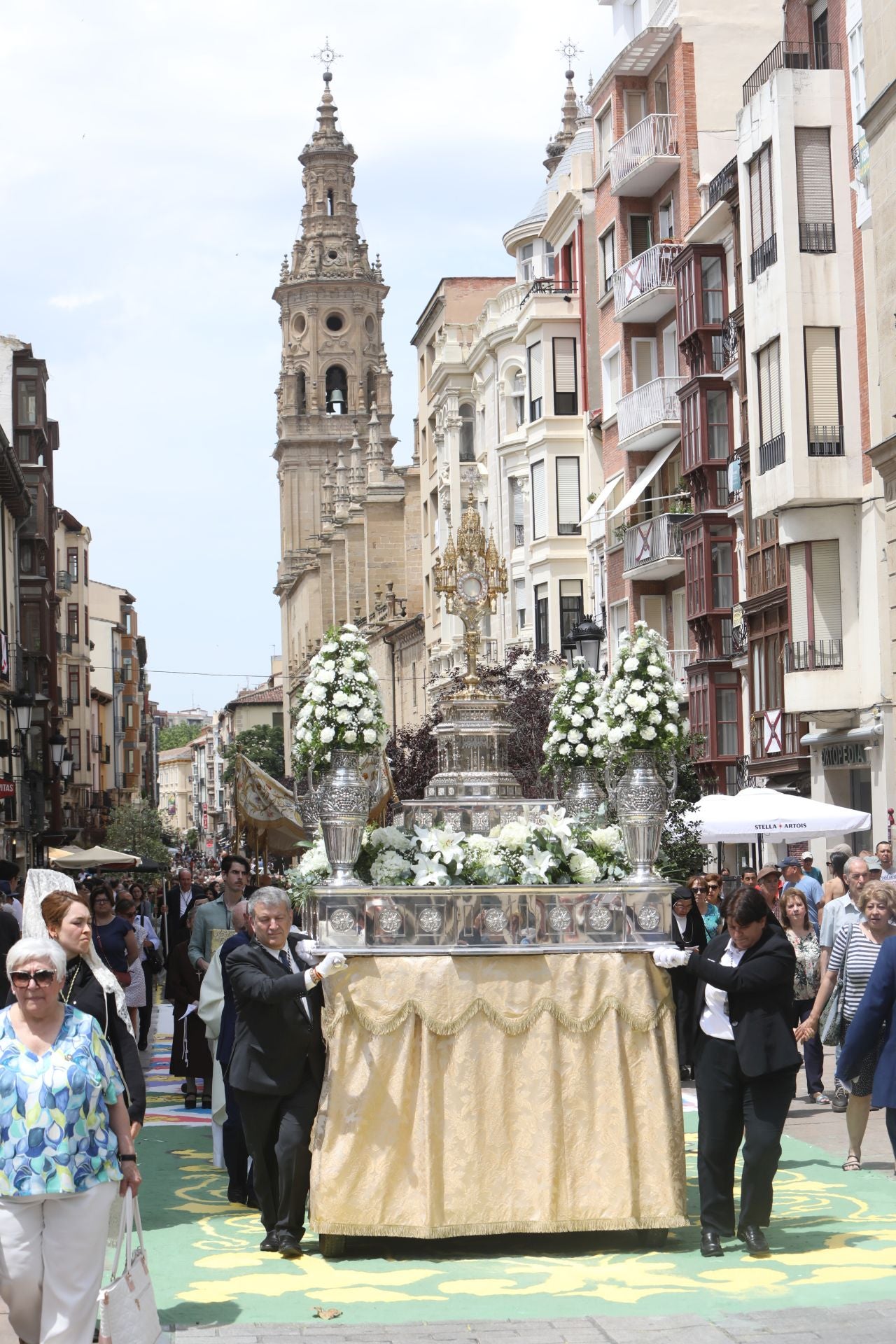 Logroño recupera la tradición de las alfombras de sal tintada por el Corpus Christi