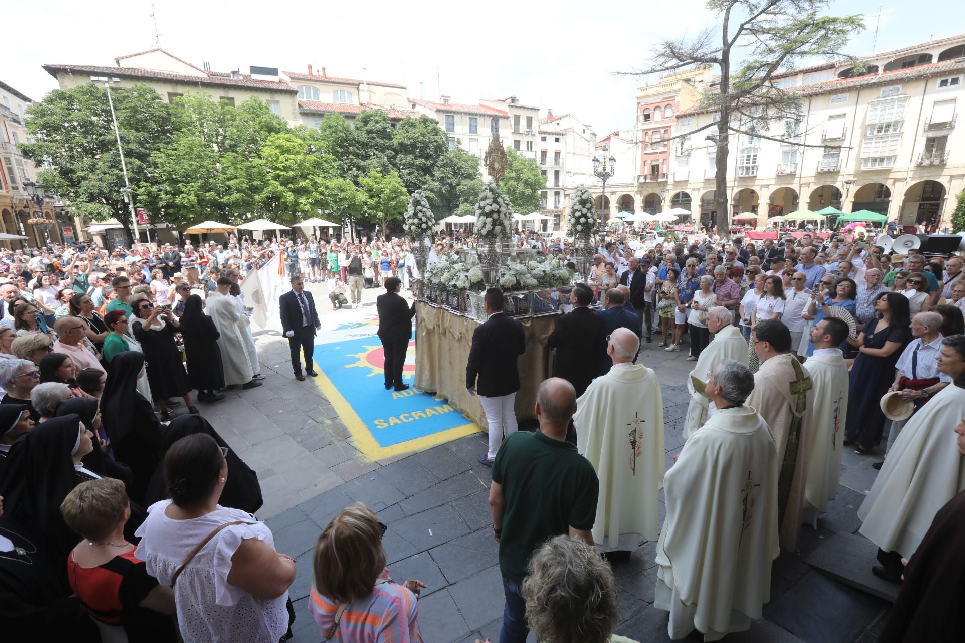 Logroño recupera la tradición de las alfombras de sal tintada por el Corpus Christi