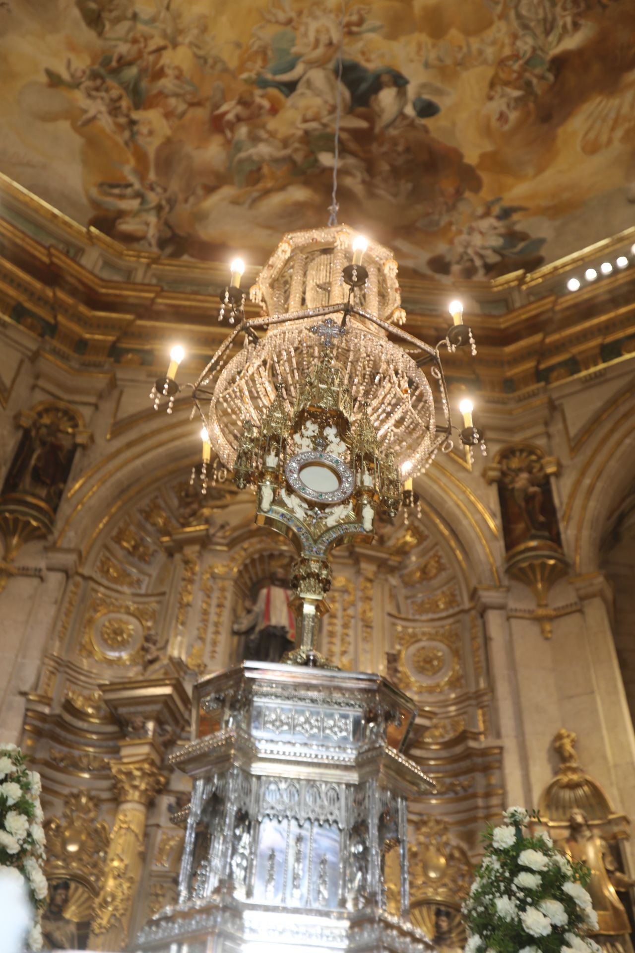 Logroño recupera la tradición de las alfombras de sal tintada por el Corpus Christi