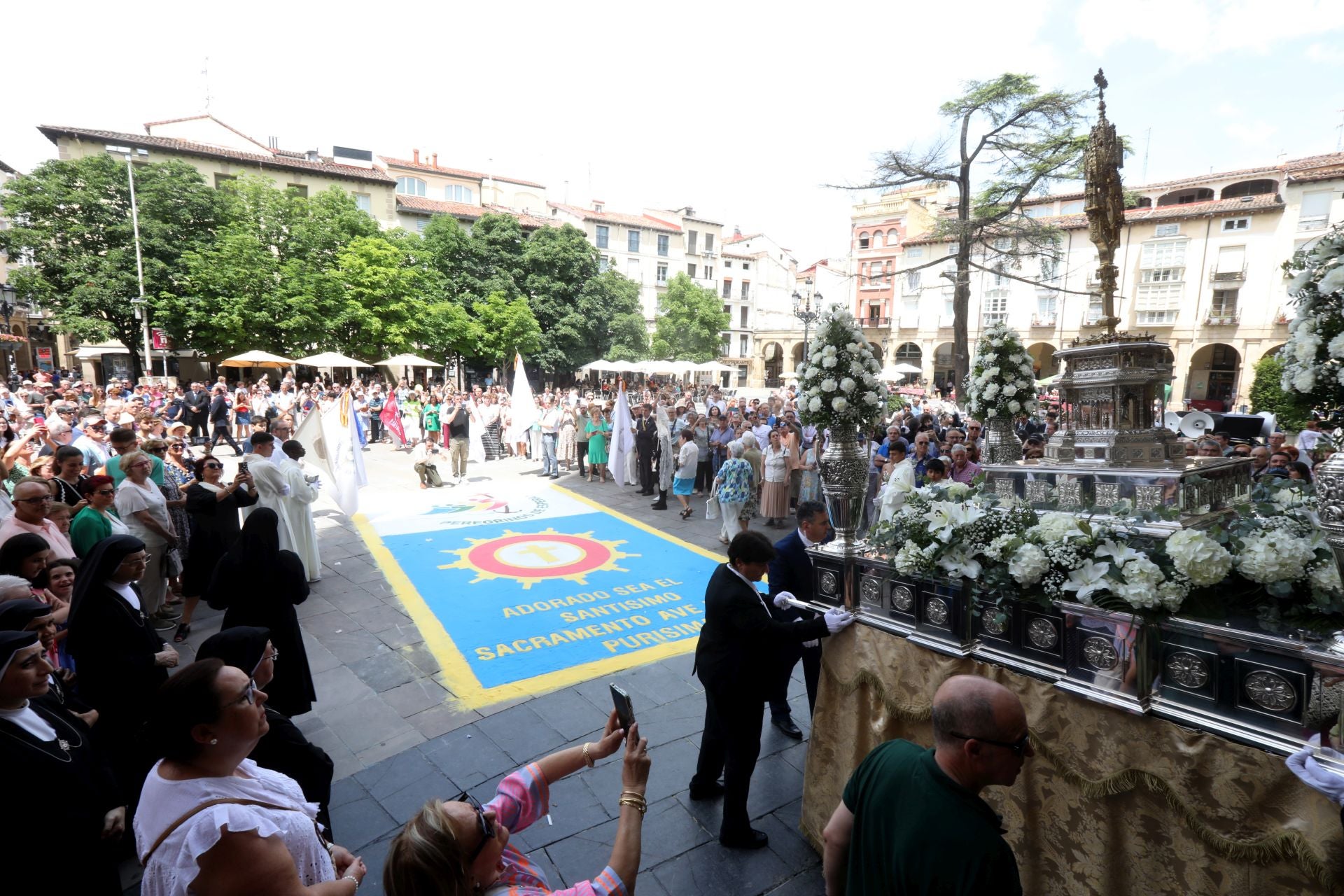 Logroño recupera la tradición de las alfombras de sal tintada por el Corpus Christi