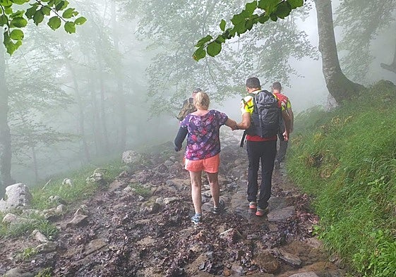 Los medios de salvamento de 112 Cantabria auxilian a la senderista riojana.
