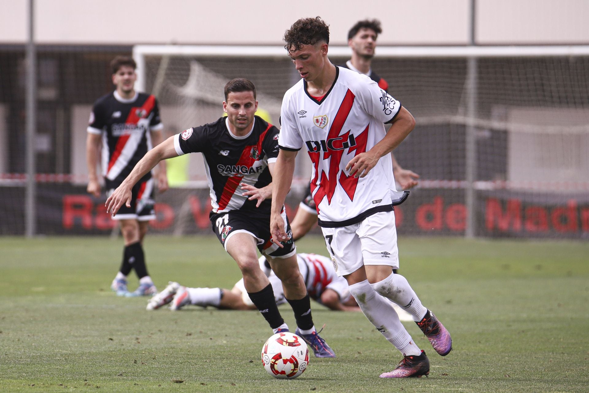 El Varea pierde ante el Rayo y se despide del ascenso