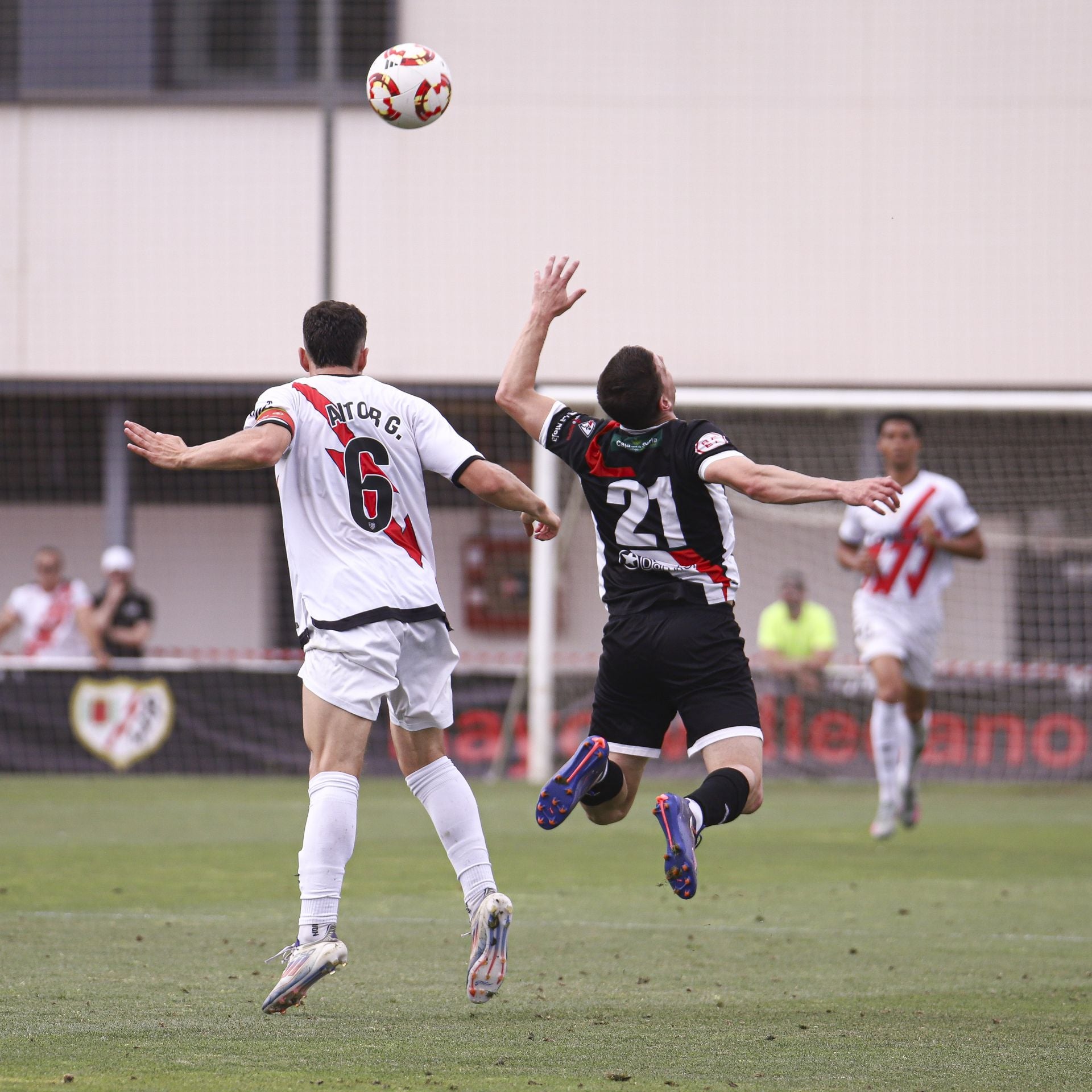 El Varea pierde ante el Rayo y se despide del ascenso