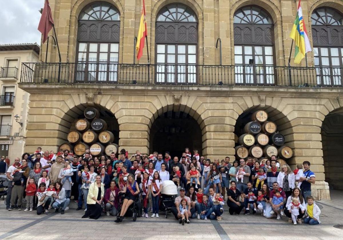 Los niños que recibieron los pañuelos conmemorativos posan junto a sus familias en una edición anterior de 'Mi primer pañuelo'.