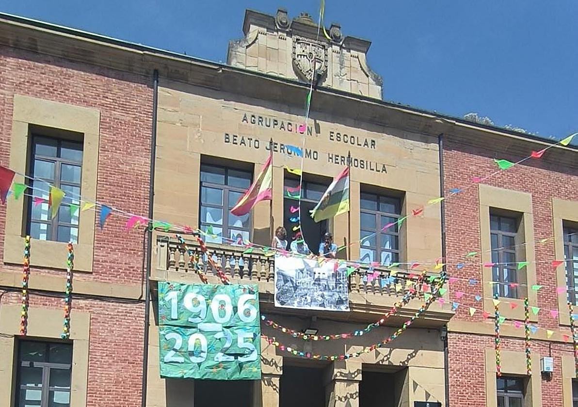 Alumnos antiguos y actuales posaron junto a profesores y autoridades.