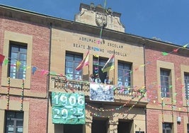 Alumnos antiguos y actuales posaron junto a profesores y autoridades.