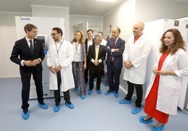 Responsables políticos y médicos, esta mañana en su visita a la Unidad de Ensayos Clínicos del Cibir.