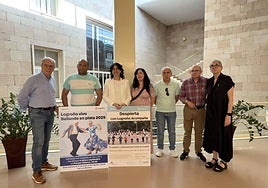 La concejala de Política de Familia, Servicios Sociales y Discapacidad, Patricia Sainz, junto con varios representantes y artistas del programa.