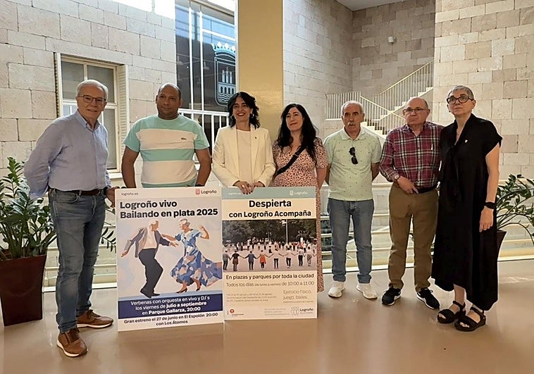 La concejala de Política de Familia, Servicios Sociales y Discapacidad, Patricia Sainz, junto con varios representantes y artistas del programa.