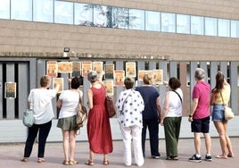 Varias personas señalan las pancartas de protesta en el Centro de Salud Mental de Albelda.