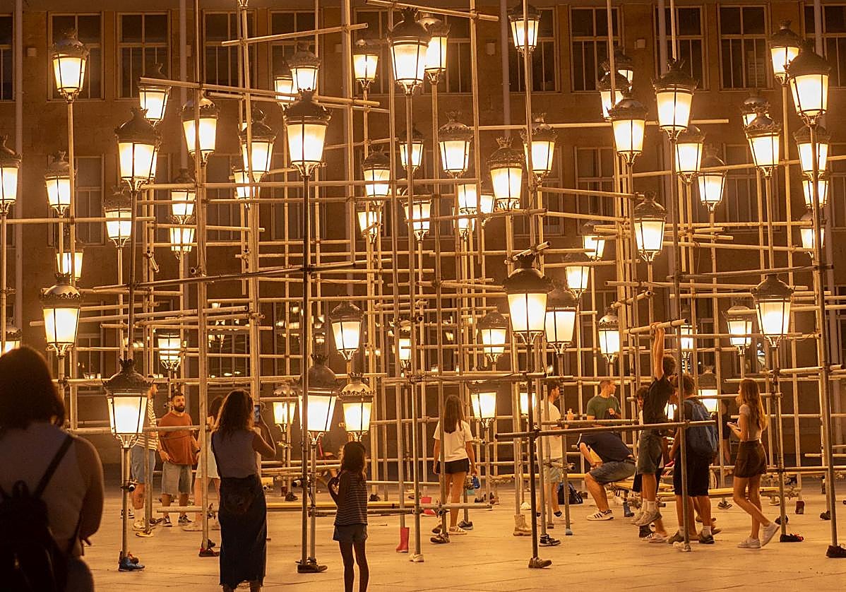 La noche alumbra las '111 farolas' de Chevy Bayona, en la plaza del Ayuntamiento.