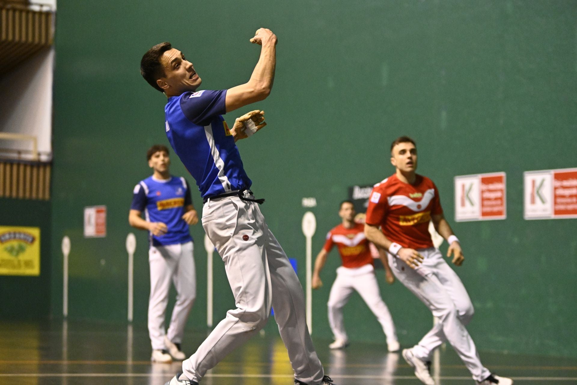 Javi Zabala golpea la pelota con su derecha.