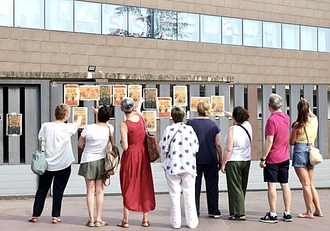 Varias personas señalan los carteles de protesta en el Centro de Salud Mental de Albelda.