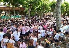Cientos de jóvenes rodean el quiosco del paseo de San Julián en Nájera.