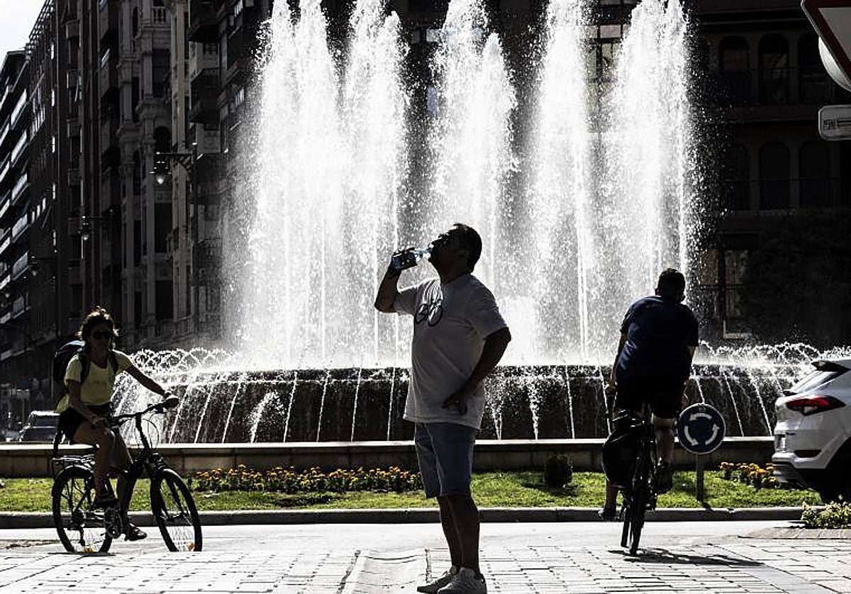 Un logroñés trata de refrescarse durante una ola de calor.