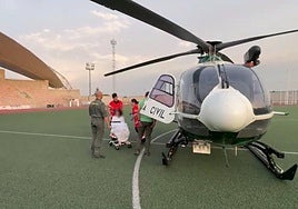 La joven fue trasladada en helicóptero hasta el estadio de El Mazo, donde acudió una ambulancia para enviarla a un centro sanitario.