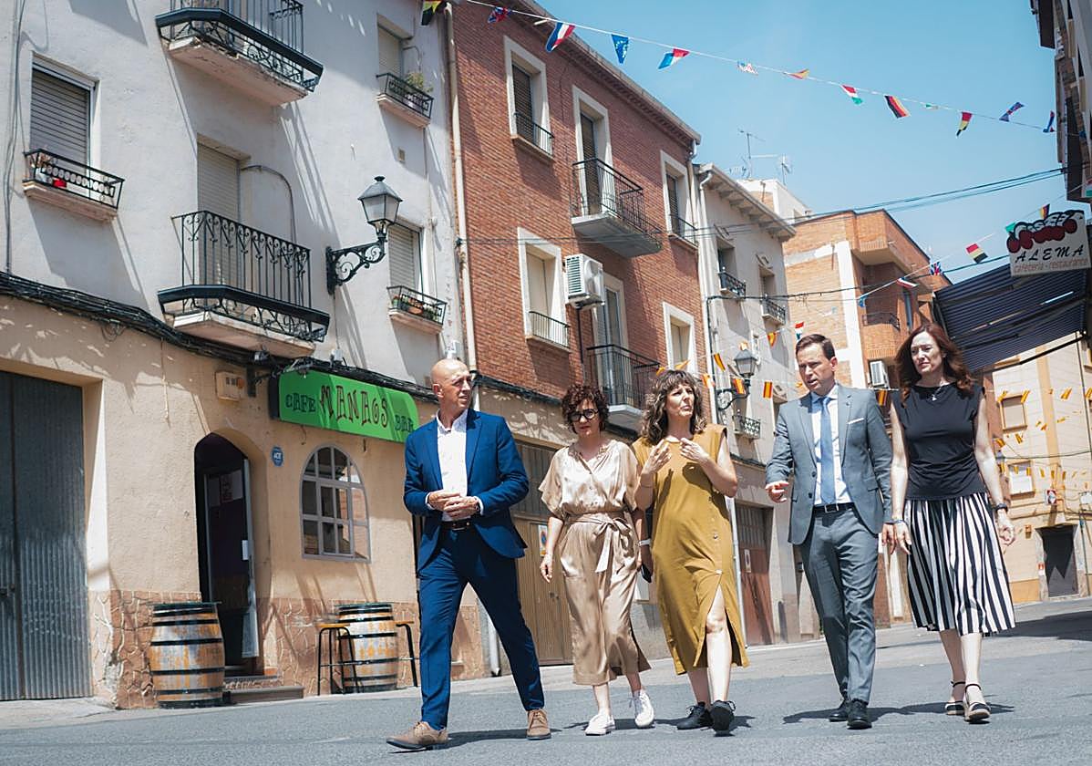 Las autoridades caminan por la plaza de San Pedro de Lardero.