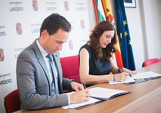 Daniel Osés e Isabel Barceló firman el convenio.