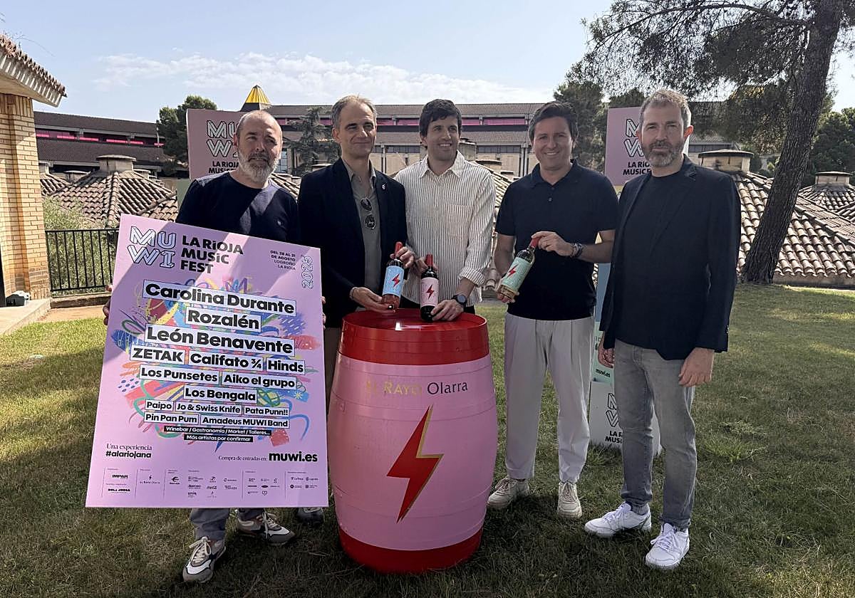 Rafa Bezares, Miguel Sáinz, Pedro y Luis Limousin y José Luis Pancorbo durante la presentación, en Bodegas Olarra.