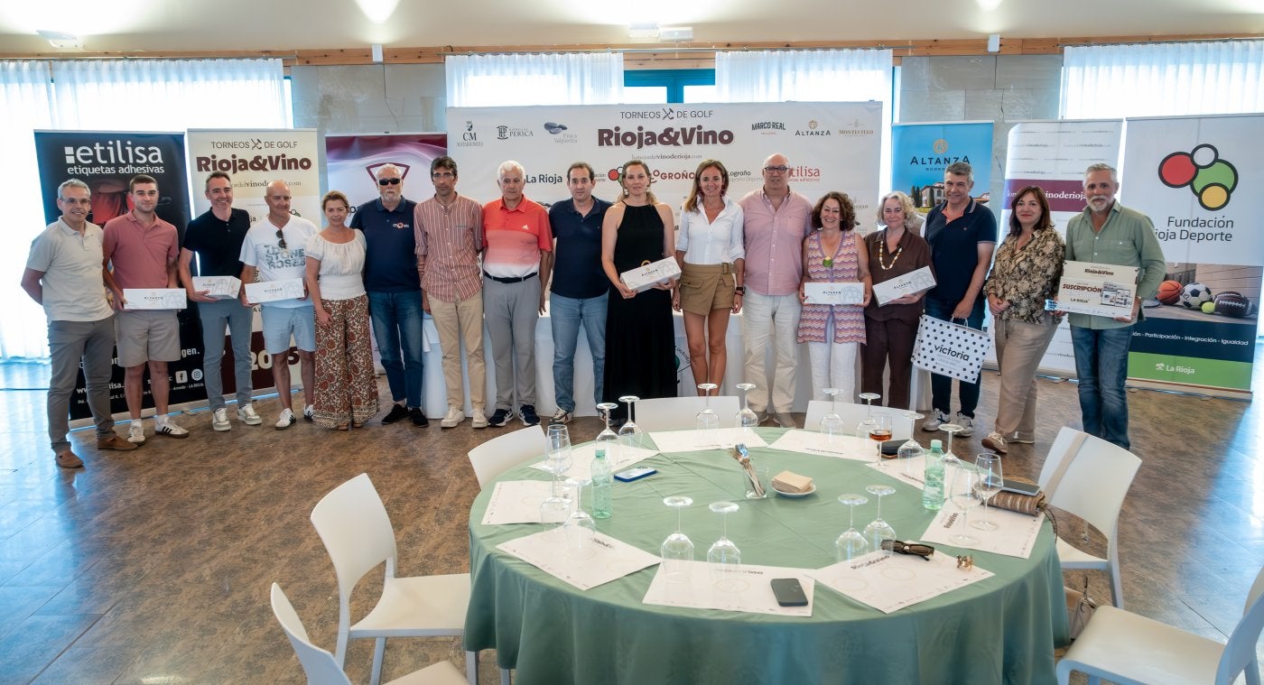 Todos los premiados posaron juntos antes de iniciar la cata.