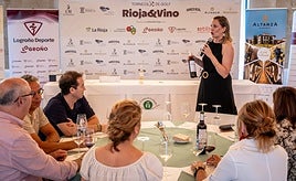 Stephanie Abel expone las características de los vinos propuestos por la firma Altanza.