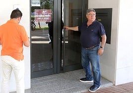 Jacinto Alonso, presidente en funciones de la Riojana, entra en la sede federativa.