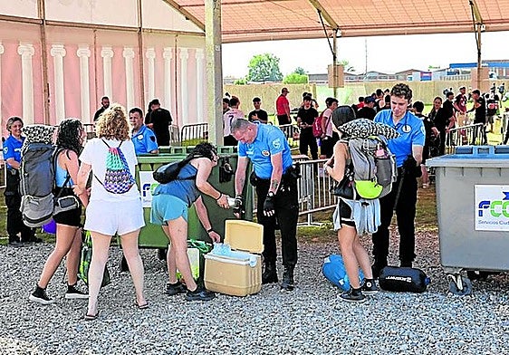 Personal de seguridad, revisando maletas y mochilas
