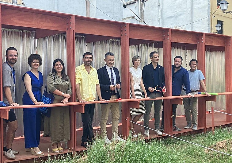 Javier Peña y Conrado Escobar con organizadores y colaboradores de Concéntrico, en el 'Jardín planetario' de la calle San Roque.