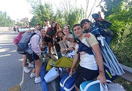 Jóvenes a la espera de entrar a las zonas de acampada del festival Holika de Calahorra.
